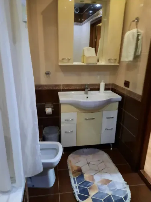 Ванная комната с унитазом и мебелью