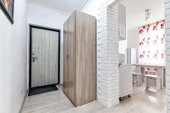 Современная кухня с белыми шкафами и обеденным столом