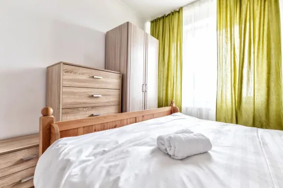 Современная кухня с белыми шкафами и обеденным столом