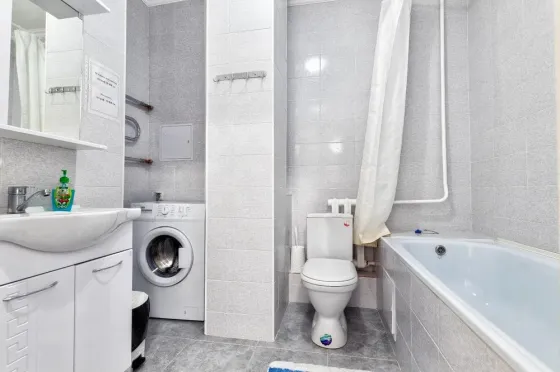 Прихожая в квартире с дверью и шкафом