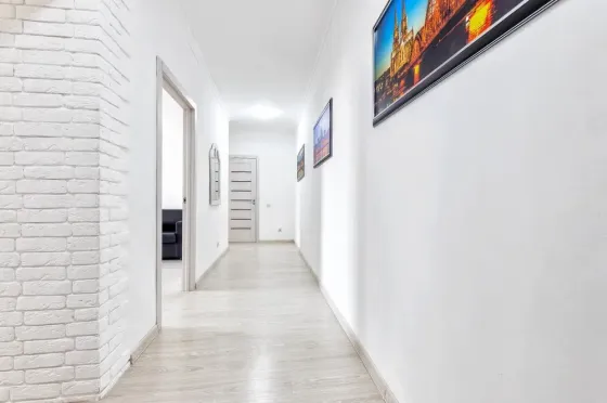 Прихожая в квартире с дверью и шкафом