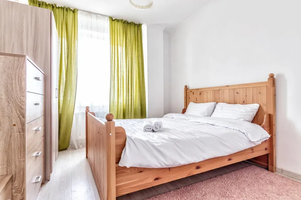 Комната с двуспальной кроватью и естественным светом