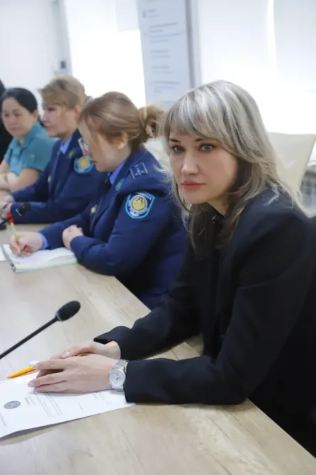 Заң орындарының өкілдерімен кездесу үстінде отырған әйел