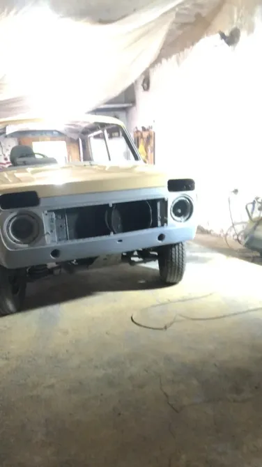 Гараждағы аяқталмаған бояу жұмыстары бар автомобиль