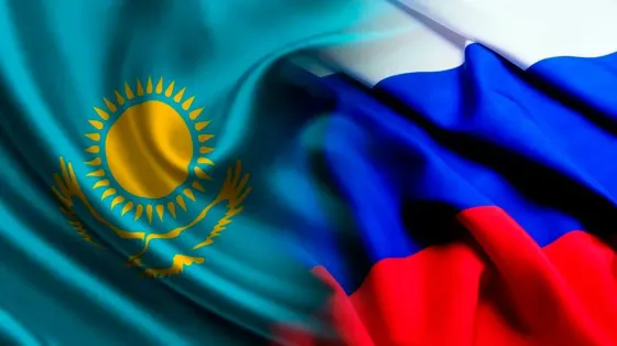 Флаги Казахстана и России, наложенные друг на друга, символизируют дружбу и сотрудничество между двумя странами