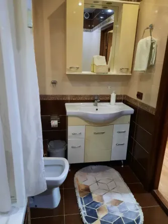 Спальня с желтым покрывалом и диваном, украшенная картиной