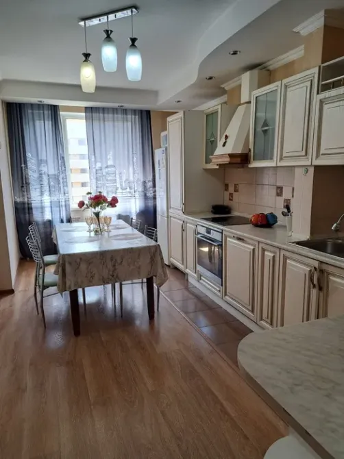 Кухня с обеденным столом и цветами, современный стиль