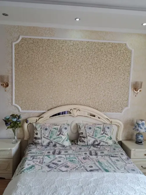 Спальня с текстильной отделкой и мягкими подушками