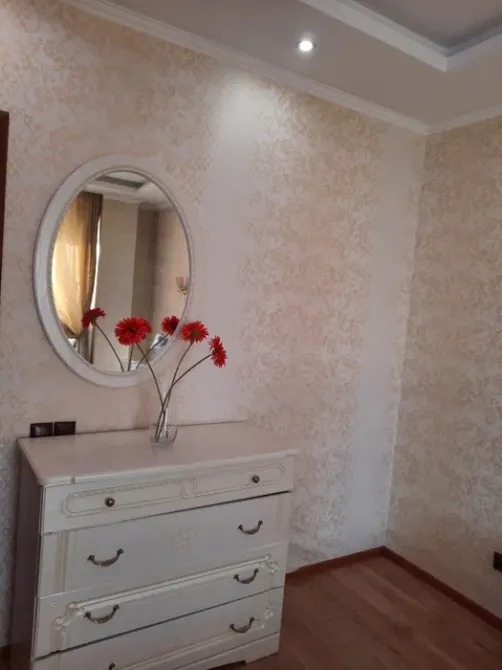 Уютный уголок с комодом и цветами