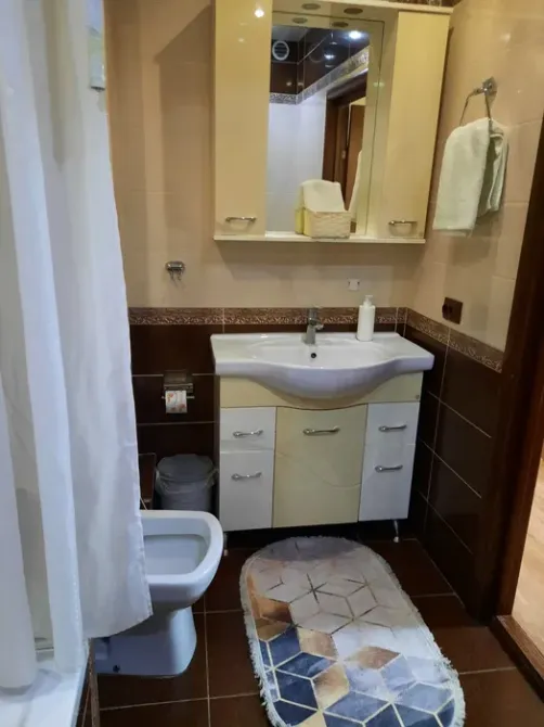 Ванная комната с плиткой и зеркалом, уютный дизайн