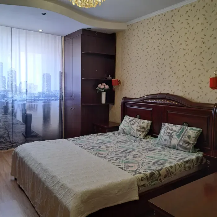 Спальня с диваном и красивым освещением