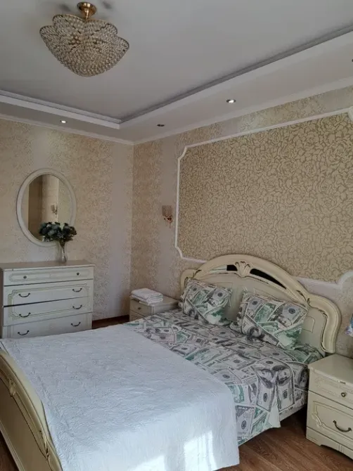 Спальня с мягким освещением и текстильными акцентами