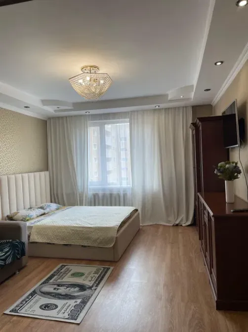 Еще одна спальня с мебелью и освещением, уютная атмосфера