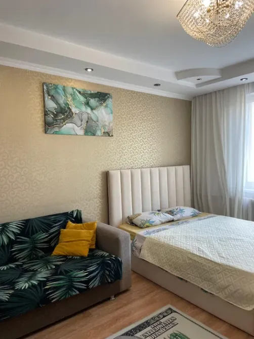 Спальня с диваном и картиной, уютный дизайн