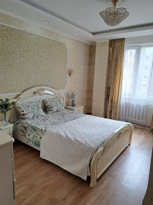 Спальня в том же стиле, но с другой отделкой