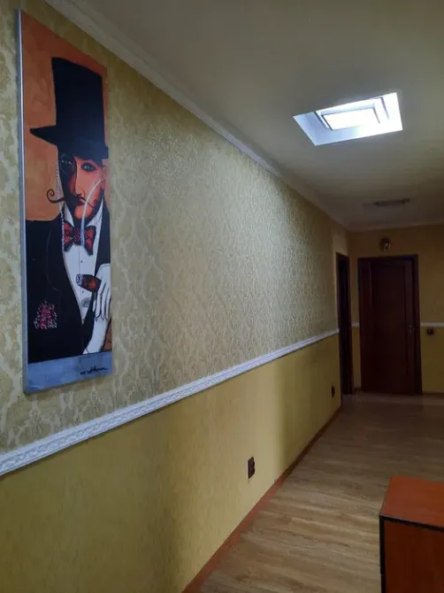 Коридор с картиной на стене, элегантное оформление