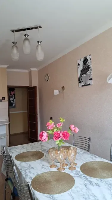 Обеденная зона с цветами на столе, стильный интерьер