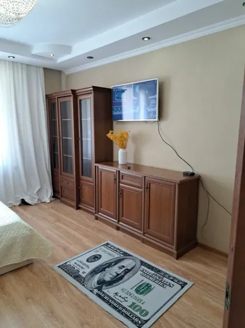 Интерьер с телевизором и тумбой, оформление под дерево