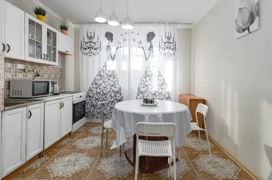 жилой комплекс с детской площадкой на фоне зимнего неба