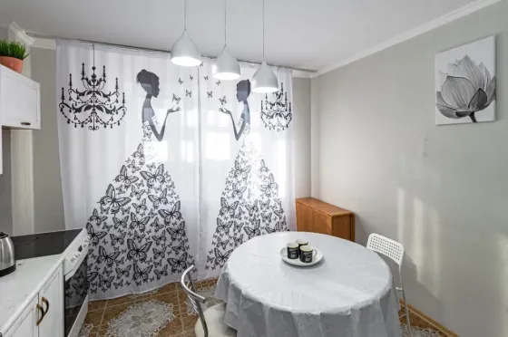 жилой комплекс с детской площадкой на фоне зимнего неба