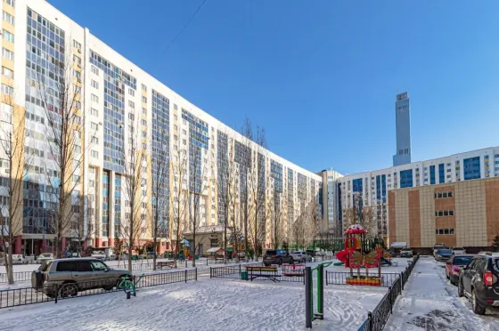 жилой комплекс с детской площадкой на фоне зимнего неба