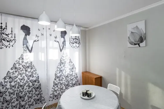 жилой комплекс с детской площадкой на фоне зимнего неба