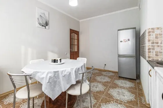 жилой комплекс с детской площадкой на фоне зимнего неба