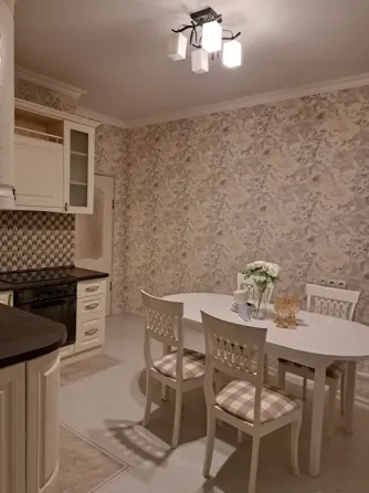 Коридор с зеркальным шкафом и освещением