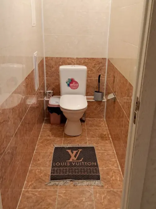 Уютты дәретхана, плитка мен кілем