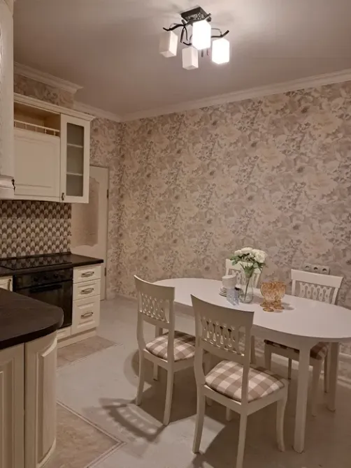 Заманауи ас үй, үстел мен үстел үстінде гүлдер