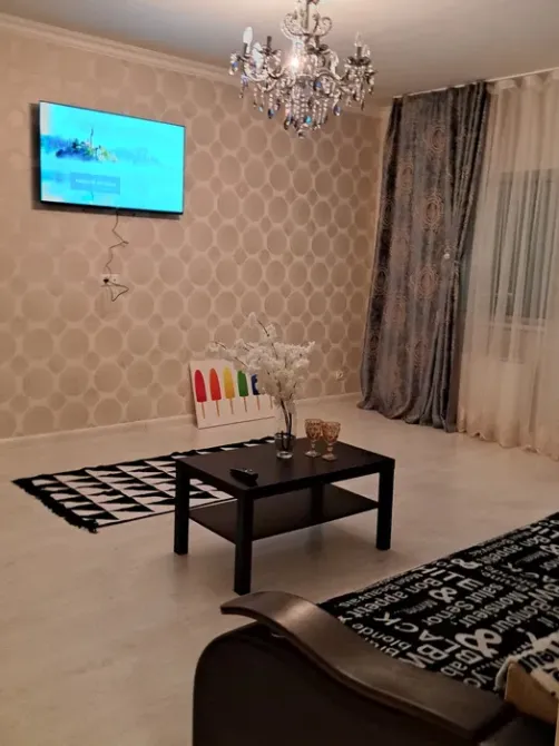 Қонақ бөлмесі теледидар және заманауи элементтермен