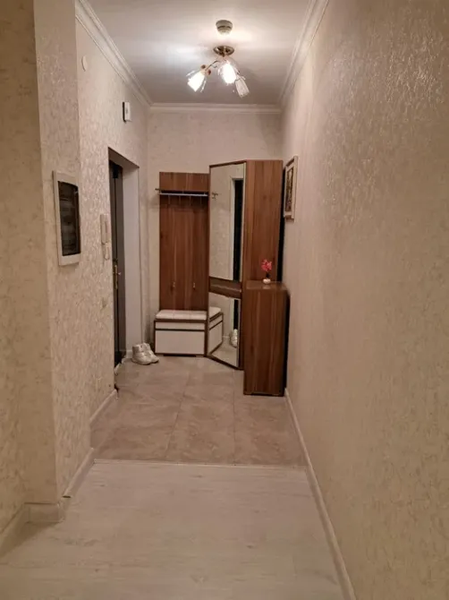 Айна шкафы бар коридор мен жарықтандыру