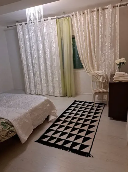 Ұйықтайтын бөлме ерекше кілем мен декормен