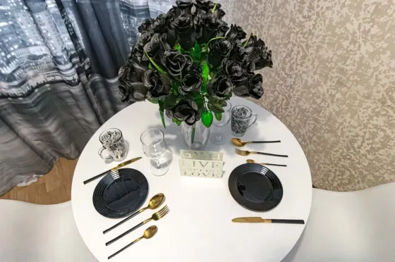 Столовая с черными розами и посудой