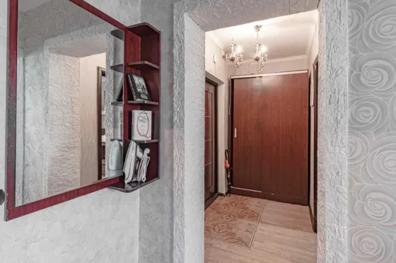 Столовая с черными розами и посудой