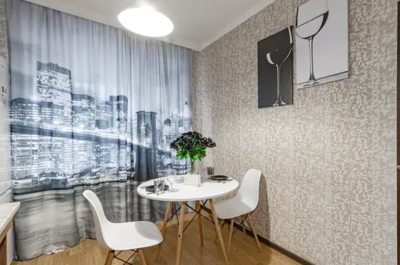 Столовая с черными розами и посудой