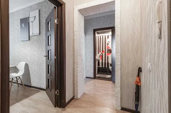 Столовая с черными розами и посудой