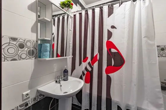 Столовая с черными розами и посудой