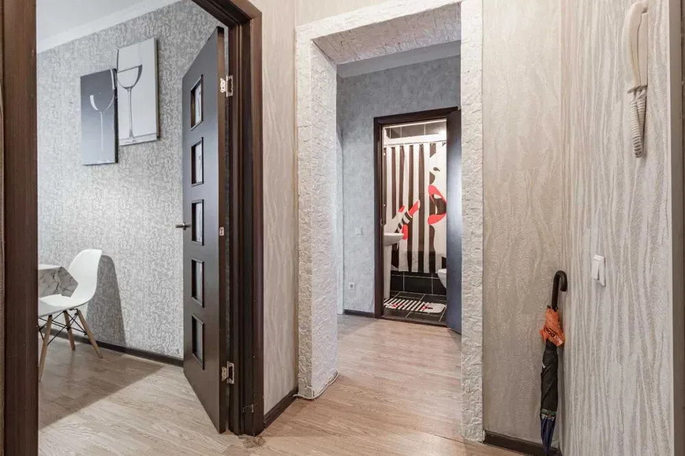 Есіктер мен жуынатын бөлмесі бар коридор