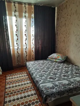 Спальная комната с кроватью и окном