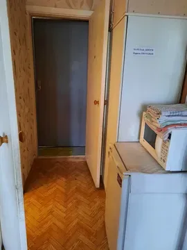 Вход в квартиру с холодильником и микроволновкой