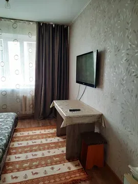 Вторая гостиная с телевизором и столом