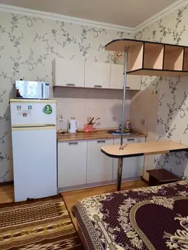 Асүй бұрышы тоңазытқышпен және үстелмен