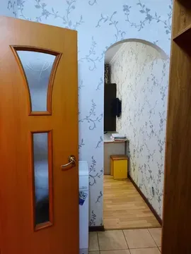 Двері әйнекпен безендірілген коридорға