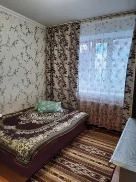 Ұйықтайтын бөлме кереует және перделермен