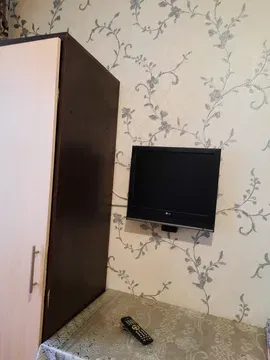 Шкаф және қабырғада теледидар