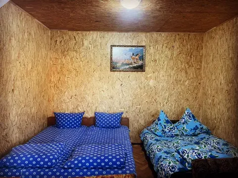 Уютное пространство с красными занавесками и мягкими диванами для отдыха