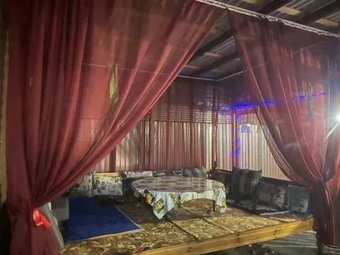 Уютное пространство с красными занавесками и мягкими диванами для отдыха