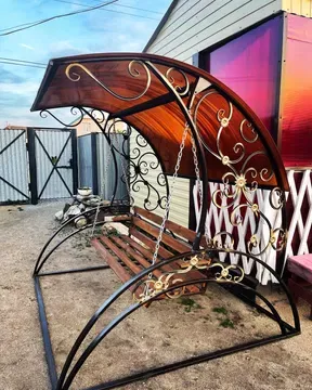 Уютное пространство с красными занавесками и мягкими диванами для отдыха