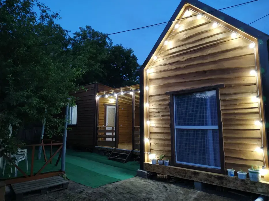 Дом с наружным освещением на фоне вечера